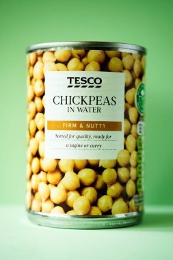 Londra İngiltere, Mayıs 06: 2025, Su Vejetaryeni Pişirme İçi Tesco Nohutları Konservesi
