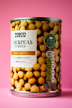 Londra İngiltere, Mayıs 06: 2025, Su Vejetaryeni Pişirme İçi Tesco Nohutları Konservesi