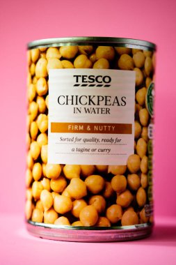 Londra İngiltere, Mayıs 06: 2025, Su Vejetaryeni Pişirme İçi Tesco Nohutları Konservesi