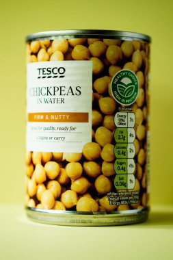 Londra İngiltere, Mayıs 06: 2025, Su Vejetaryeni Pişirme İçi Tesco Nohutları Konservesi