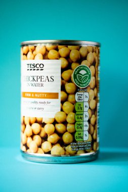 Londra İngiltere, Mayıs 06: 2025, Su Vejetaryeni Pişirme İçi Tesco Nohutları Konservesi