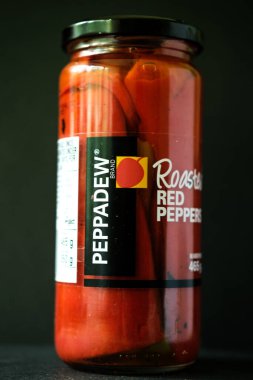 Londra İngiltere, Mayıs 06 2025, Glass Jar of Peppadew Kızarmış Kırmızı Biber