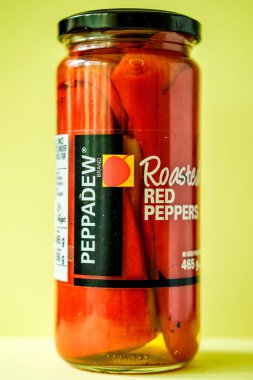 Londra İngiltere, Mayıs 06 2025, Glass Jar of Peppadew Kızarmış Kırmızı Biber