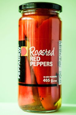 Londra İngiltere, Mayıs 06 2025, Glass Jar of Peppadew Kızarmış Kırmızı Biber