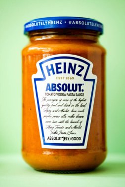 Londra İngiltere, Mayıs 07 2025, Heinz Cook 'un Mutlak Votka Makarna Sosu Kavanozu