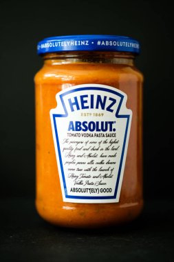 Londra İngiltere, Mayıs 07 2025, Heinz Cook 'un Mutlak Votka Makarna Sosu Kavanozu