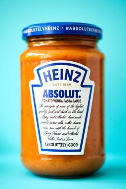 Londra İngiltere, Mayıs 07 2025, Heinz Cook 'un Mutlak Votka Makarna Sosu Kavanozu