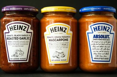 Londra İngiltere, 07 Mayıs 2025, Lezzetli Makarna Soslu Heinz Cook Mutlak, Kızarmış Sarımsaklı Bolonez Domates ve Biberli ve Domates ve Basil