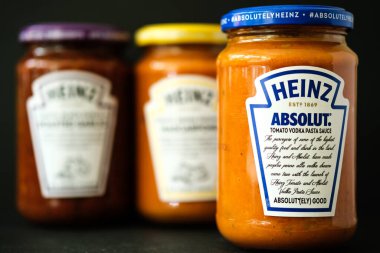 Londra İngiltere, 07 Mayıs 2025, Lezzetli Makarna Soslu Heinz Cook Mutlak, Kızarmış Sarımsaklı Bolonez Domates ve Biberli ve Domates ve Basil