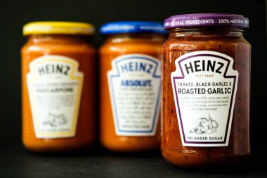 Londra İngiltere, 07 Mayıs 2025, Lezzetli Makarna Soslu Heinz Cook Mutlak, Kızarmış Sarımsaklı Bolonez Domates ve Biberli ve Domates ve Basil