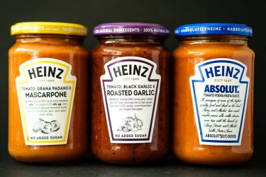 Londra İngiltere, 07 Mayıs 2025, Lezzetli Makarna Soslu Heinz Cook Mutlak, Kızarmış Sarımsaklı Bolonez Domates ve Biberli ve Domates ve Basil