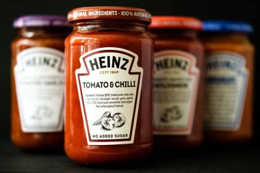 Londra İngiltere, 07 Mayıs 2025, Lezzetli Makarna Soslu Heinz Cook Mutlak, Kızarmış Sarımsaklı Bolonez Domates ve Biberli ve Domates ve Basil