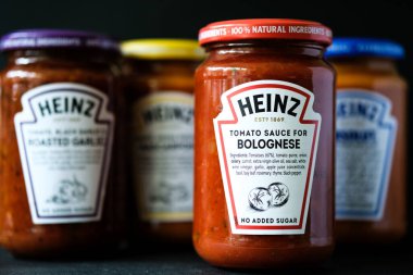 Londra İngiltere, 07 Mayıs 2025, Lezzetli Makarna Soslu Heinz Cook Mutlak, Kızarmış Sarımsaklı Bolonez Domates ve Biberli ve Domates ve Basil