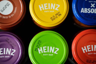 Londra İngiltere, Mayıs 07 2025, Heinz Pasta Pişirme Sos Kavanozu Renkli Kaynaklar