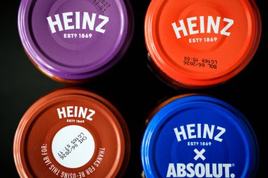 Londra İngiltere, Mayıs 07 2025, Heinz Pasta Pişirme Sos Kavanozu Renkli Kaynaklar