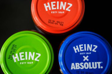 Londra İngiltere, Mayıs 07 2025, Heinz Pasta Pişirme Sos Kavanozu Renkli Kaynaklar