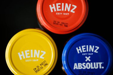 Londra İngiltere, Mayıs 07 2025, Heinz Pasta Pişirme Sos Kavanozu Renkli Kaynaklar