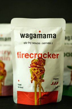 Londra İngiltere, Mayıs 07: 2025, Havai fişek Tasty Cook Wagamamas Asya usulü Karışık Kızartma Sosu