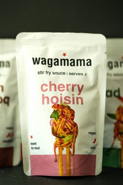 Londra İngiltere, Mayıs 07 2025, Vişneli Hoisin Lezzetli Aşçı Wagamamas Asya usulü Karışık Kızartma Sosu