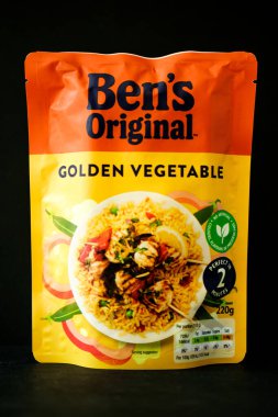 Londra İngiltere, Mayıs 08 2025, Bens Altın Sebze Kolay Pişirme Mikrodalga Pirinç Pişirme Malzemesi