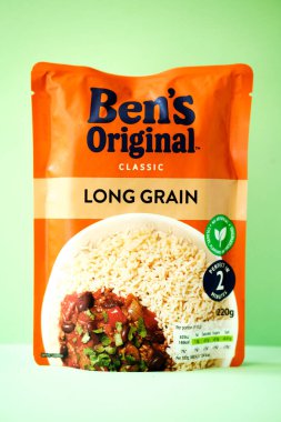 Londra İngiltere, Mayıs 08 2025, Bens Klasik Mikrodalga Uzun Taneli Beyaz Pirinç Pişirme Malzemesi