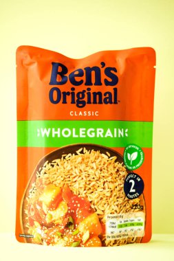 Londra İngiltere, Mayıs 08 2025, Bens Orijinal Klasik Mikrodalga Tam Tahıllı Pirinç Pişirme İçi