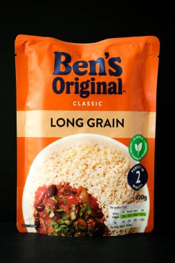 Londra İngiltere, Mayıs 08 2025, Bens Klasik Mikrodalga Uzun Taneli Beyaz Pirinç Pişirme Malzemesi