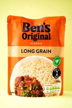 Londra İngiltere, Mayıs 08 2025, Bens Klasik Mikrodalga Uzun Taneli Beyaz Pirinç Pişirme Malzemesi