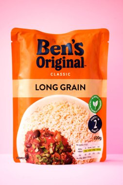 Londra İngiltere, Mayıs 08 2025, Bens Klasik Mikrodalga Uzun Taneli Beyaz Pirinç Pişirme Malzemesi