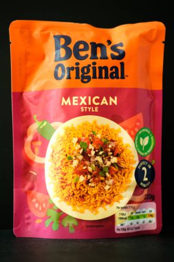 Londra İngiltere, Mayıs 08 2025, Bens Orijinal Meksika Stili Mikrodalga Pirinç Pişirme Malzemeleri