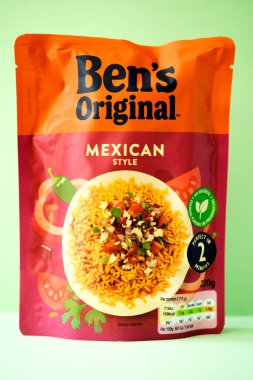 Londra İngiltere, Mayıs 08 2025, Bens Orijinal Meksika Stili Mikrodalga Pirinç Pişirme Malzemeleri