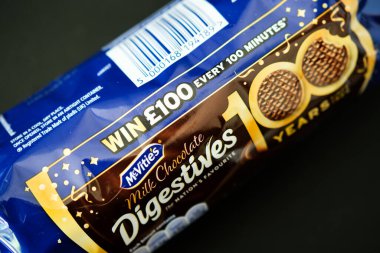 Londra İngiltere, Mayıs 08 2025, Popüler McViities Çikolatalı Süt Sindirim Bisküvileri