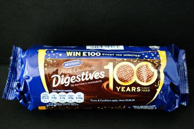 Londra İngiltere, Mayıs 08 2025, Popüler McViities Çikolatalı Süt Sindirim Bisküvileri