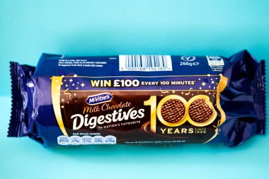 Londra İngiltere, Mayıs 08 2025, Popüler McViities Çikolatalı Süt Sindirim Bisküvileri