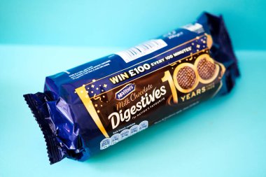 Londra İngiltere, Mayıs 08 2025, Popüler McViities Çikolatalı Süt Sindirim Bisküvileri