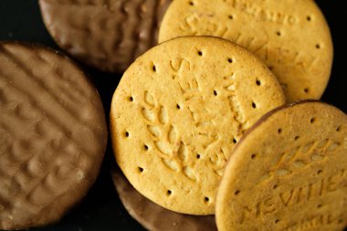 Londra İngiltere, Mayıs 08 2025, Popüler McViities Çikolatalı Süt Sindirim Bisküvileri