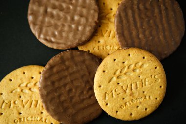 Londra İngiltere, Mayıs 08 2025, Popüler McViities Çikolatalı Süt Sindirim Bisküvileri