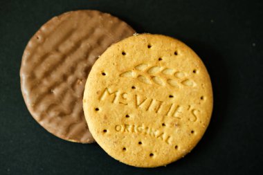 Londra İngiltere, Mayıs 08 2025, Popüler McViities Çikolatalı Süt Sindirim Bisküvileri