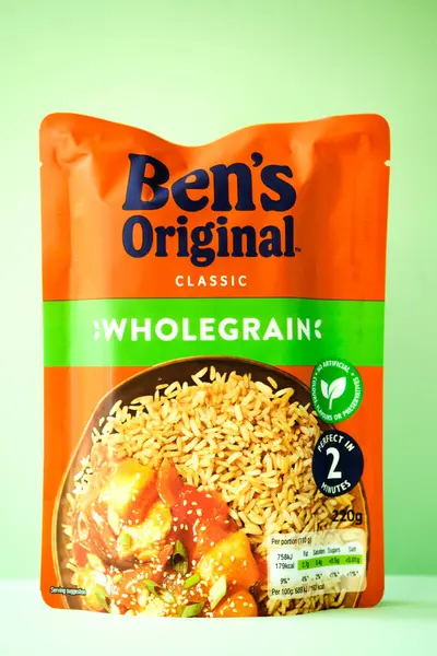 Londra İngiltere, Mayıs 08 2025, Bens Orijinal Klasik Mikrodalga Tam Tahıllı Pirinç Pişirme İçi
