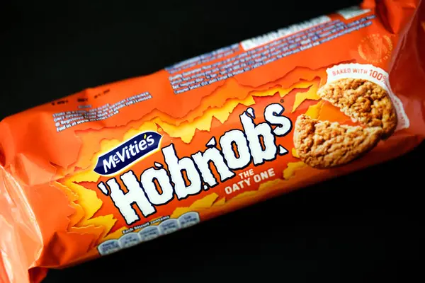 Londra İngiltere, Mayıs 08 2025, McVities Klasik Yulaf Ezmeli Bisküvi Paketi