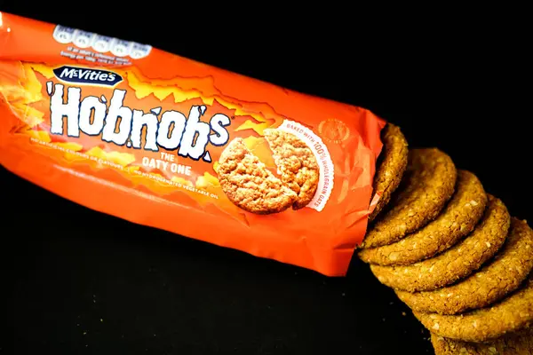 Londra İngiltere, Mayıs 08 2025, McVities Klasik Yulaf Ezmeli Bisküvi Paketi