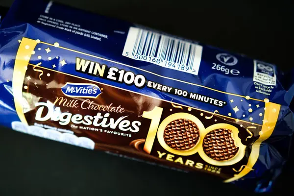Londra İngiltere, Mayıs 08 2025, Popüler McViities Çikolatalı Süt Sindirim Bisküvileri