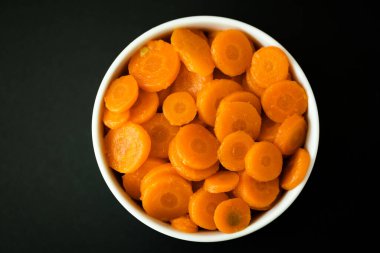 Londra İngiltere, 10 Mayıs 2025, Bir kase sağlıklı dilimlenmiş havuç