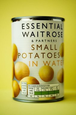 Londra İngiltere, 10 Mayıs 2025, Temel Waitrose Konservesi Küçük Patatesler Pişirmeye Hazır
