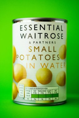 Londra İngiltere, 10 Mayıs 2025, Temel Waitrose Konservesi Küçük Patatesler Pişirmeye Hazır