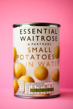 Londra İngiltere, 10 Mayıs 2025, Temel Waitrose Konservesi Küçük Patatesler Pişirmeye Hazır