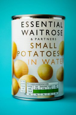 Londra İngiltere, 10 Mayıs 2025, Temel Waitrose Konservesi Küçük Patatesler Pişirmeye Hazır