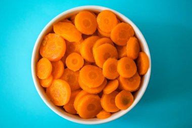 Londra İngiltere, 10 Mayıs 2025, Bir kase sağlıklı dilimlenmiş havuç