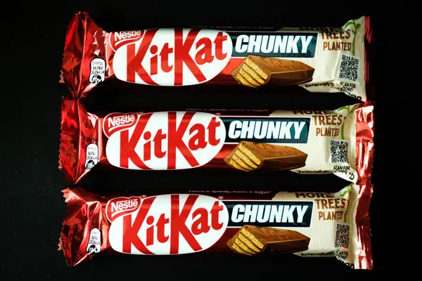 Londra İngiltere, 11 Mayıs 2025, Nestle Milk Chocolate Chunky KitKat Çikolata