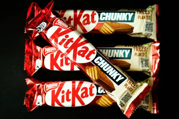 Londra İngiltere, 11 Mayıs 2025, Nestle Milk Chocolate Chunky KitKat Çikolata